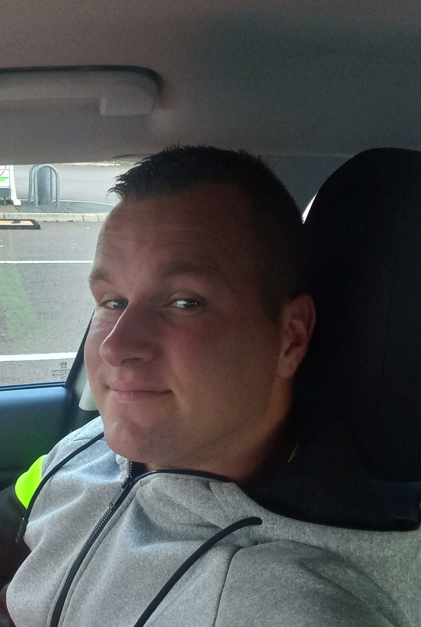 Profil de Roni, 27 ans, Annonce Gay à Ernzen